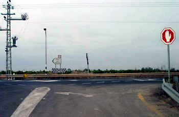 Quel est le principal danger encontré quand on s'approche d'une intersection sur une chaussée mouillée? Image de la question 774